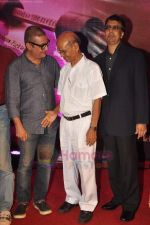 Vinay Pathak, Anant Mahadevan at Anant Mahadevan_s Mee Sindhutai Sapkal success bash in Worli, Mumbai on 29th July 2011 (108).JPG