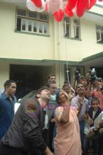 Hrithik Roshan donates bus to Dilkush school in Juhu, Mumbai on 1st Aug 2011 (15).JPG