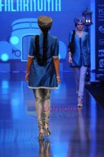 Model walks the ramp for Falakhunama Tanishq show at IIJW 2011 in Grand Hyatt on 31st July 2011 (53).JPG