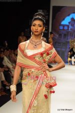 I AM She 2011 winner walks the ramp for Golecha Jewels at IIJW 2011 in Grand Hyatt, Mumbai on 1st Aug 2011 (29).JPG