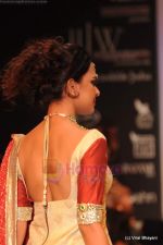 Model walks the ramp for Manubhai Gems show at IIJW 2011 Day 3 in Grand Hyatt on 2nd Aug 2011 (81).JPG