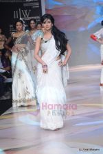 Sonal Chauhan walks the ramp for Ys 18 show at IIJW 2011 Day 3 in Grand Hyatt on 2nd Aug 2011 (2).JPG