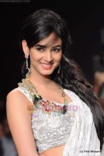 Sonal Chauhan walks the ramp for Ys 18 show at IIJW 2011 Day 3 in Grand Hyatt on 2nd Aug 2011 (4).JPG