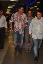 Ajay Devgan snapped at Airport in Mumbai on 3rd Aug 2011 (16).JPG