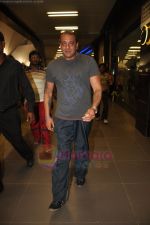 Sanjay Dutt snapped with Manyata & Kids in Airport, Mumbai on 3rd Aug 2011 (2).JPG