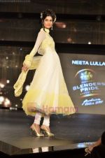 Model walks the ramp for Neeta Lulla in Blenders Pride Tour day 1 in Taj Land_s End on 5th Aug 2011 (18).JPG