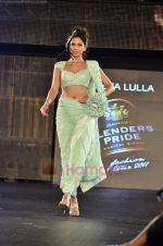 Model walks the ramp for Neeta Lulla in Blenders Pride Tour day 1 in Taj Land_s End on 5th Aug 2011 (27).JPG