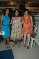 Zoa Morani at Payal Gidwani_s XL to XS Marathi version launch in Reliance Time Out, Bandra on 5th Aug 2011 (16).JPG