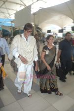 Amitabh Bachchan snapped with designer bag on 6th Aug 2011 (3).JPG