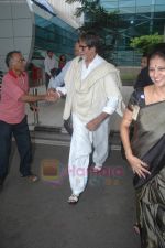 Amitabh Bachchan snapped with designer bag on 6th Aug 2011 (9).JPG