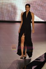 Model walk the ramp for Ramona Narang show on Blenders Pride Fashion Tour Day 2 on 6th Aug 2011 (43).JPG
