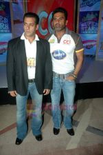 Salman Khan, Sunil Shetty at Salman_s CCL press conference in Bandra, Mumbai on 6th Aug 2011 (50).JPG