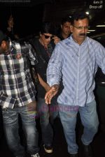 Shahrukh Khan snapped at international airport on 6th Aug 2011 (3).JPG