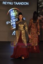 Model walk the ramp for Reynu Tandon show on Blenders Pride Fashion Tour Day 3 on 7th Aug 2011 (14).JPG