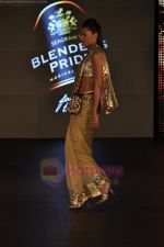 Model walk the ramp for Reynu Tandon show on Blenders Pride Fashion Tour Day 3 on 7th Aug 2011 (70).JPG
