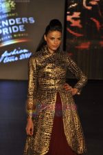 Model walk the ramp for Reynu Tandon show on Blenders Pride Fashion Tour Day 3 on 7th Aug 2011 (77).JPG