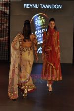 Model walk the ramp for Reynu Tandon show on Blenders Pride Fashion Tour Day 3 on 7th Aug 2011 (99).JPG