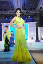 at Glam fashion show by All India Gems and Jewellery Trade Federation in Grand Hyatt, Mumbai on 8th Aug 2011 (42).JPG