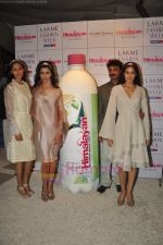 at Wendell Rodericks first look for Lakme in Olive, Bandra, Mumbai on 8th Aug 2011 (20).JPG