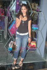 Ayesha Kapoor of Black fame at her own store launch in Infinity Mall, Malad on 9th Aug 2011 (2).JPG