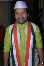 Kailash Kher on the sets of Saregama Lil champs in Famous on 9th Aug 2011 (3).JPG