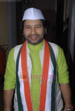 Kailash Kher on the sets of Saregama Lil champs in Famous on 9th Aug 2011 (4).JPG