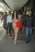 Shilpa Shetty, Raj Kundra snapped at Mumbai international airport on 10th Aug 2011 (14).JPG