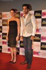 Esha Deol, Arjan Bajwa unveil Tell Me O Khuda look in Cinemax, Mumbai on 12th Aug 2011 (47).JPG