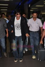 Shahrukh Khan arrives back from London in Airport, Mumbai on 12th Aug 2011 (15).JPG