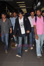 Shahrukh Khan arrives back from London in Airport, Mumbai on 12th Aug 2011 (16).JPG