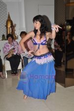 at Nisha Jamwal_s collection previews in Zoya, Mumbai on 13th Aug 2011 (47).JPG