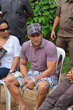 Salman Khan at Men_s Helath fridly soccer match with celeb dads and kids in Stanslauss School on 15th Aug 2011 (16).JPG