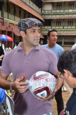 Salman Khan at Men_s Helath fridly soccer match with celeb dads and kids in Stanslauss School on 15th Aug 2011 (28).JPG