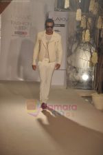 Arjun Rampal walk the ramp for Rohit Bal show for Lakme in Tote on 16th Aug 2011 (67).JPG