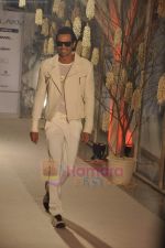 Arjun Rampal walk the ramp for Rohit Bal show for Lakme in Tote on 16th Aug 2011 (69).JPG
