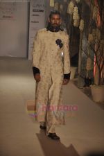 Model walk the ramp for Rohit Bal show for Lakme in Tote on 16th Aug 2011 (18).JPG