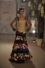 Model walk the ramp for Rohit Bal show for Lakme in Tote on 16th Aug 2011 (22).JPG