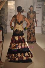 Model walk the ramp for Rohit Bal show for Lakme in Tote on 16th Aug 2011 (28).JPG