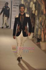 Model walk the ramp for Rohit Bal show for Lakme in Tote on 16th Aug 2011 (36).JPG