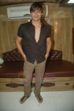 Vivek Oberoi new look for a ad shoot on 16th Aug 2011 (10).JPG