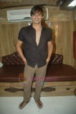 Vivek Oberoi new look for a ad shoot on 16th Aug 2011 (12).JPG