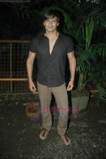 Vivek Oberoi new look for a ad shoot on 16th Aug 2011 (2).JPG