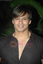Vivek Oberoi new look for a ad shoot on 16th Aug 2011 (4).JPG