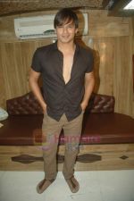 Vivek Oberoi new look for a ad shoot on 16th Aug 2011 (8).JPG