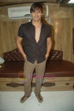 Vivek Oberoi new look for a ad shoot on 16th Aug 2011 (9).JPG