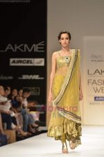 Model walks the ramp for Payal Singhal Show at Lakme Fashion Week 2011 Day 1 in Grand Hyatt, Mumbai on 17th Aug 2011 (29).JPG