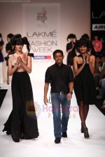 Model walks the ramp for Amalraj Sengupta Show at Lakme Fashion Week 2011 Day 2 in Grand Hyatt, Mumbai on 18th Aug 2011 (45).JPG