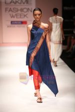 Model walks the ramp for Vaishali S Show at Lakme Fashion Week 2011 Day 2 in Grand Hyatt, Mumbai on 18th Aug 2011 (3).JPG