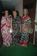 Asha Parekh, Waheeda Rehman at Shabri special screening in Ketnav on 20th Aug 2011 (8).JPG