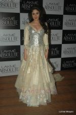 Kareena Kapoor at Manish Malhotra Show at Lakme Fashion Week 2011 Day 5 in Grand Hyatt, Mumbai on 21st Aug 2011 (10).JPG